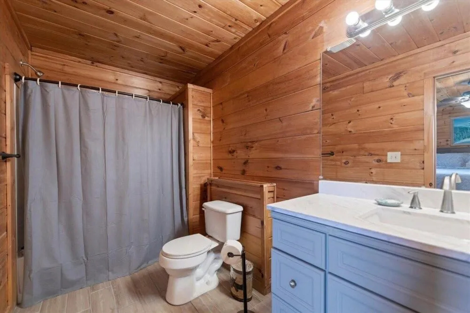 Goose Island Getaway - Secluded Cabin Mountain View Fireplace Hot Tub