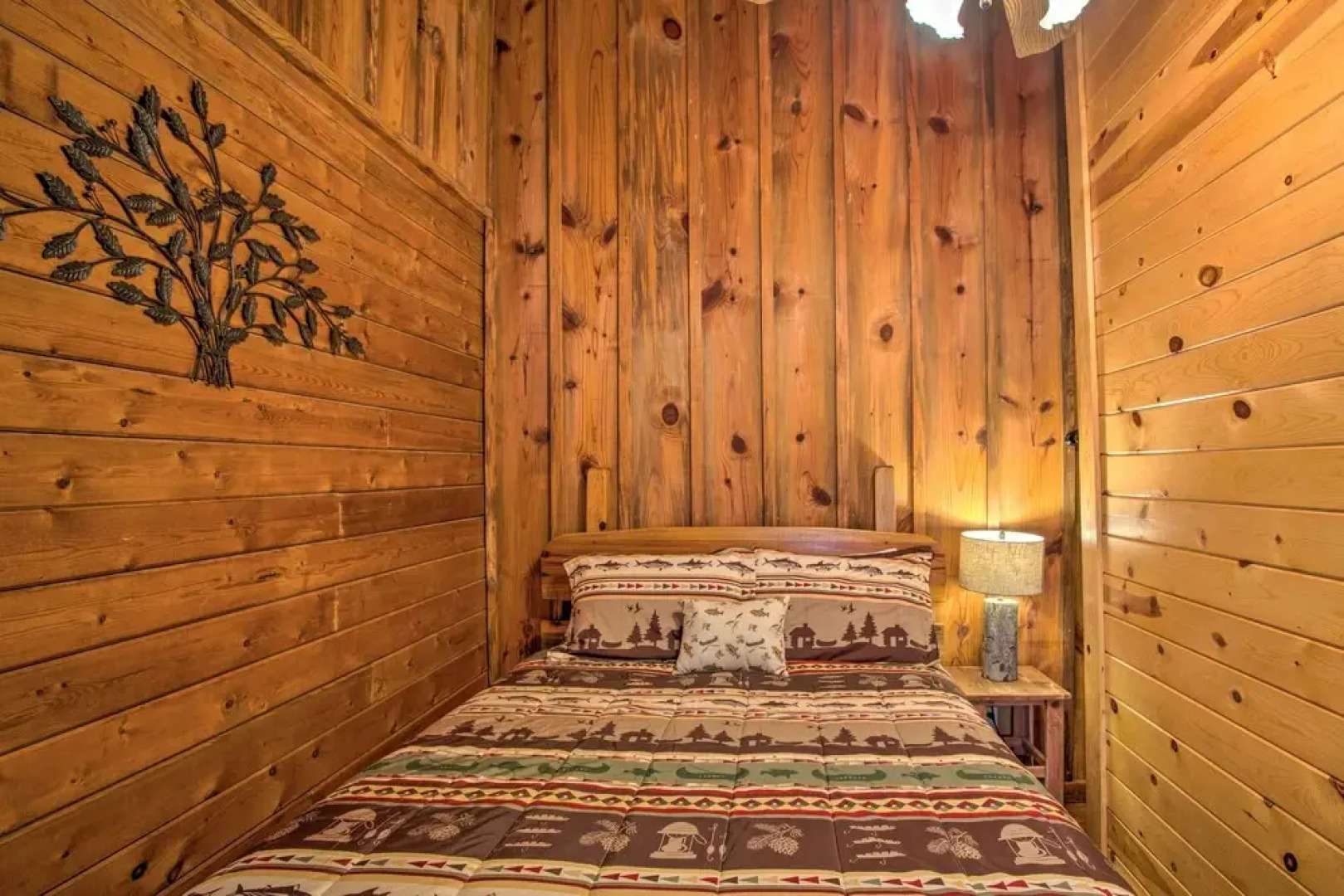 Timber Brooke Cabin: Hot Tub & Central Location!