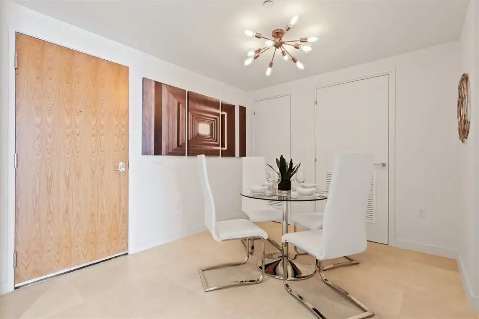Top Fort Lauderdale Condo 7th Floor - Private and Sanitized, Hotel Amenities, Free Parking for Stays Over 27 Days, 400 ft From the Beach. Hosted by Super Host!
