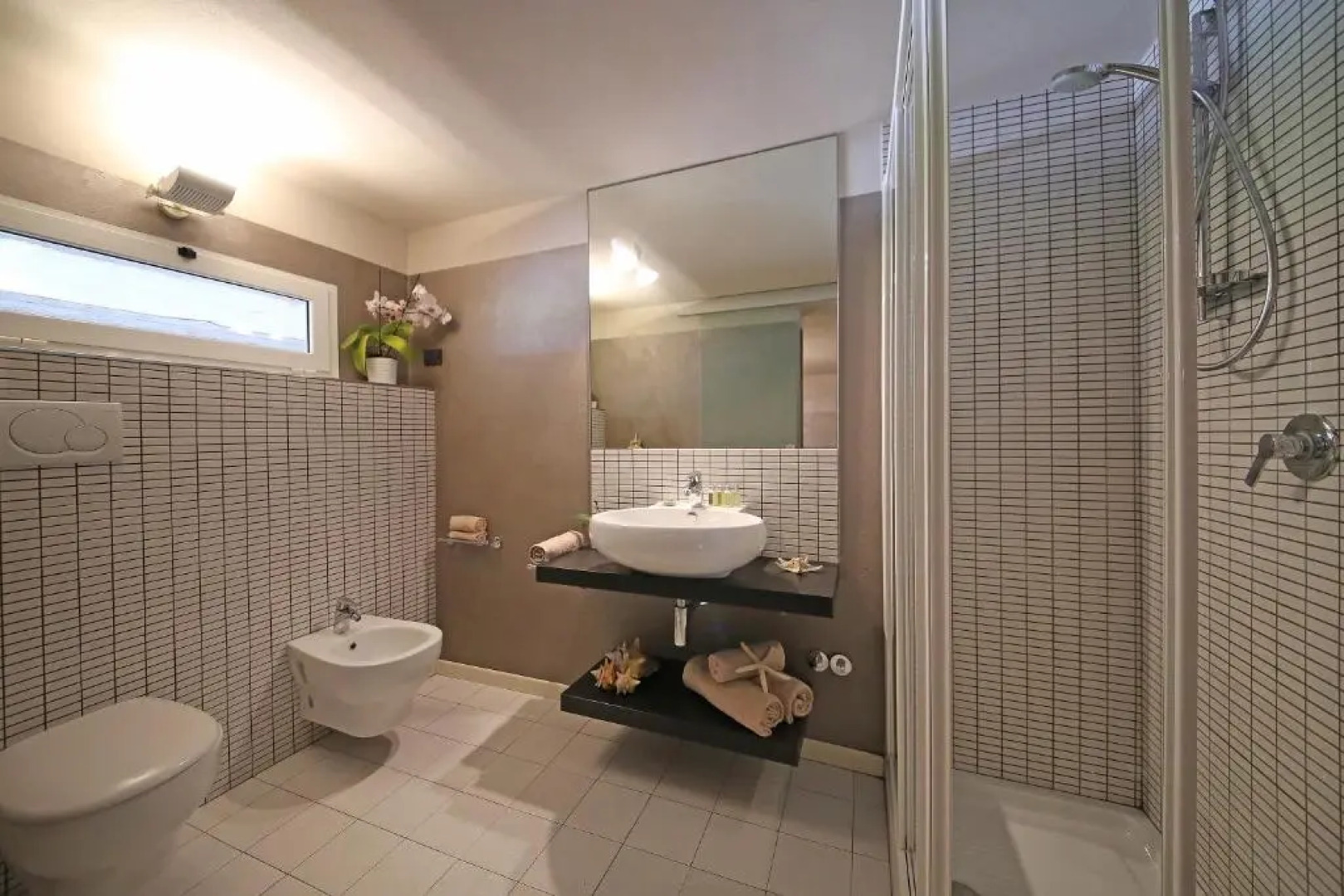 Villa Luna Stunning Modern Villa Shared Infinity Pool, Big garden, Fantastic lake view,AC,