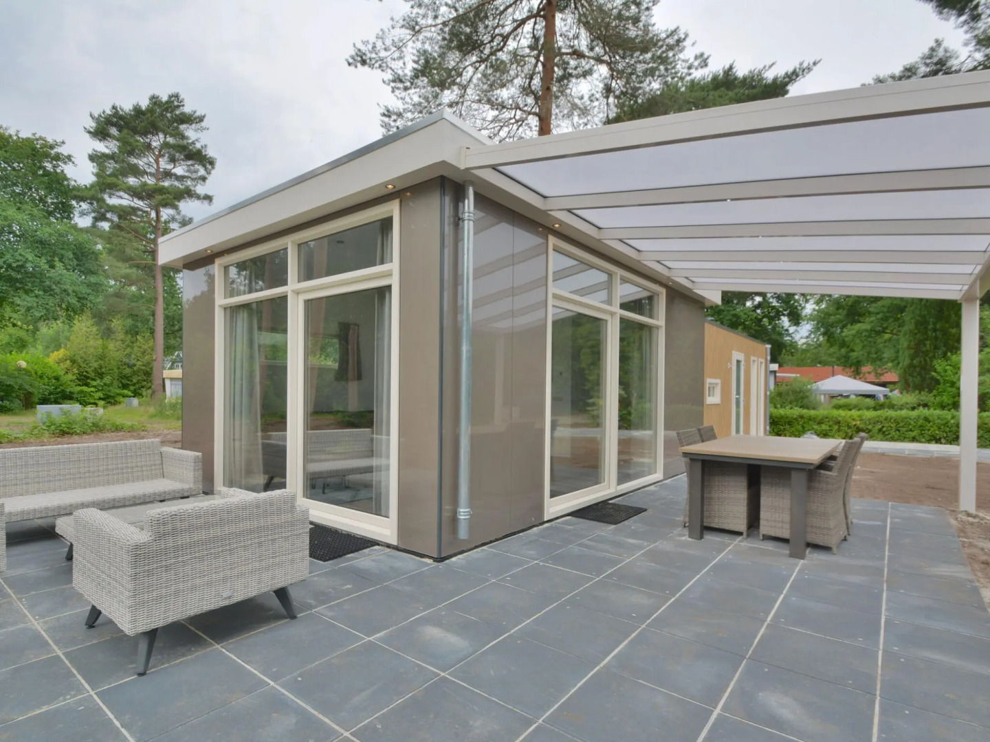 Comfy Chalet With Sunshower, Located in a Forrest