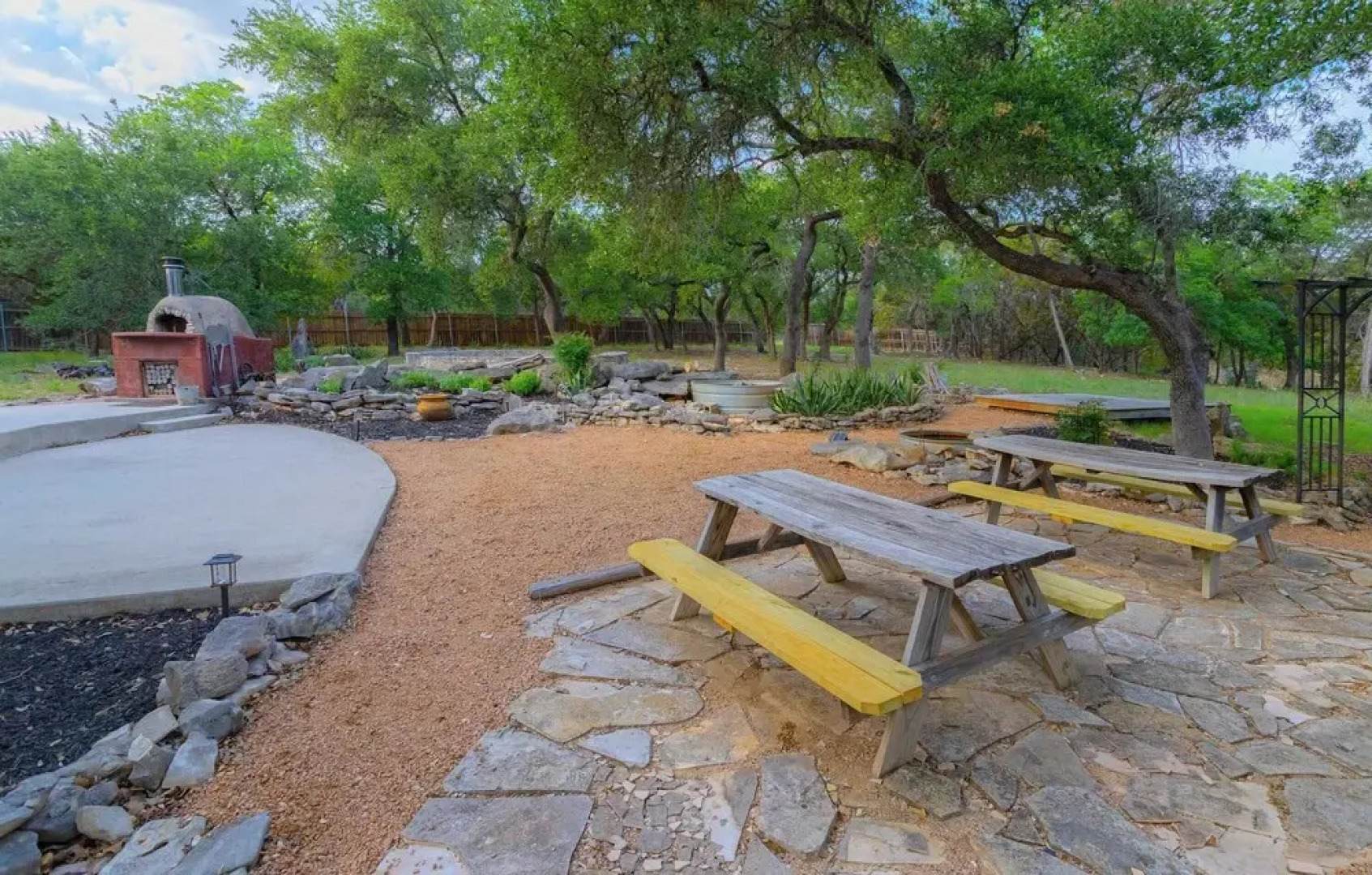 Willie's Hill Country Hideaway - Stay for 8 With Hot Tub & Fire Pit