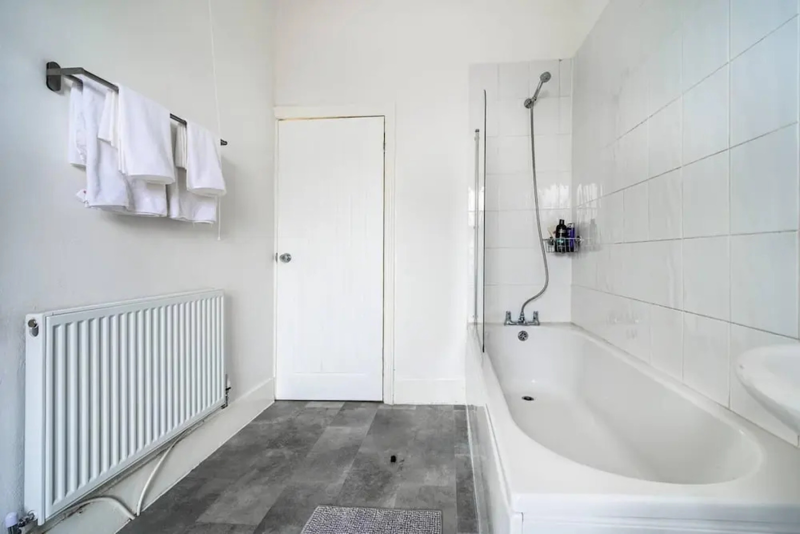 Modern Spacious 2 br House in Leigh, Free Parking