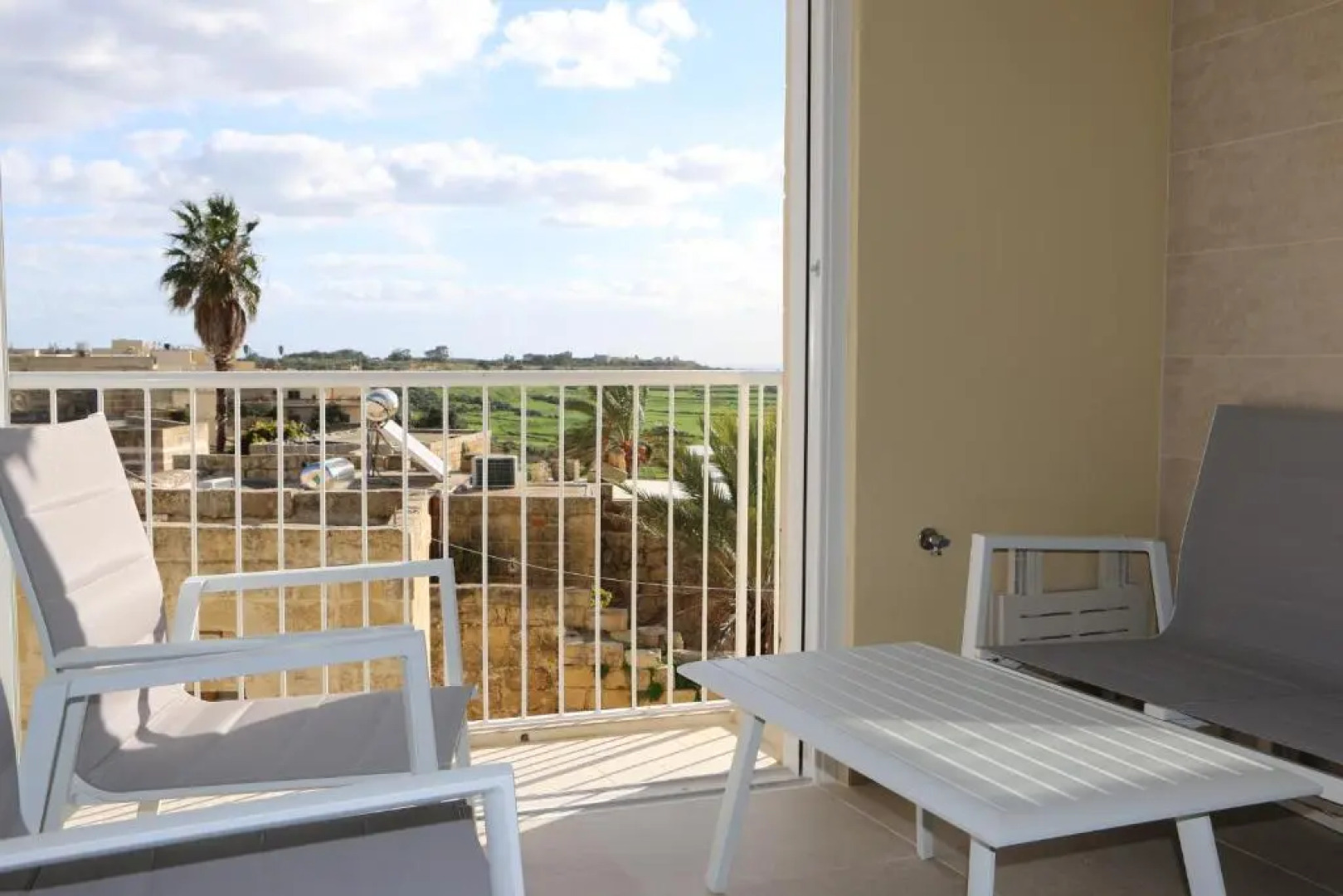 Wileg 4A Luxury Studio Apartment with Shared Swimming Pool.