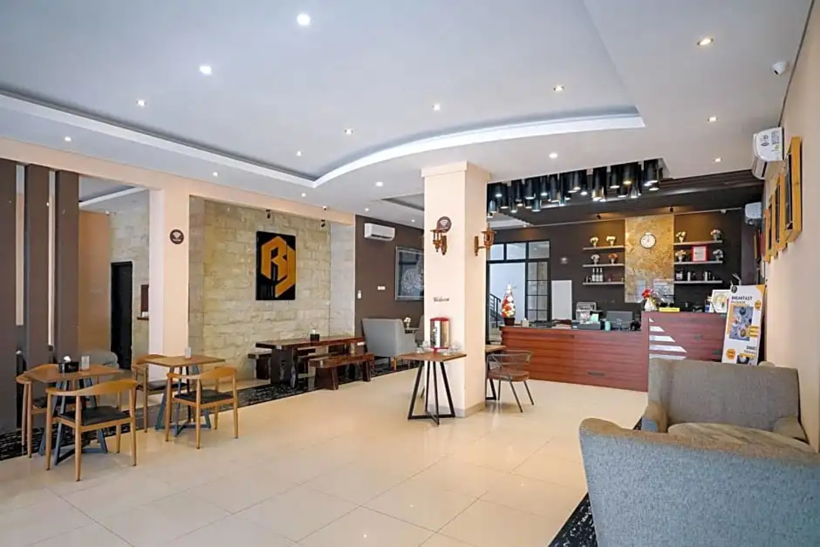 RedDoorz Premium @ Raja Hostel Syariah Lampung