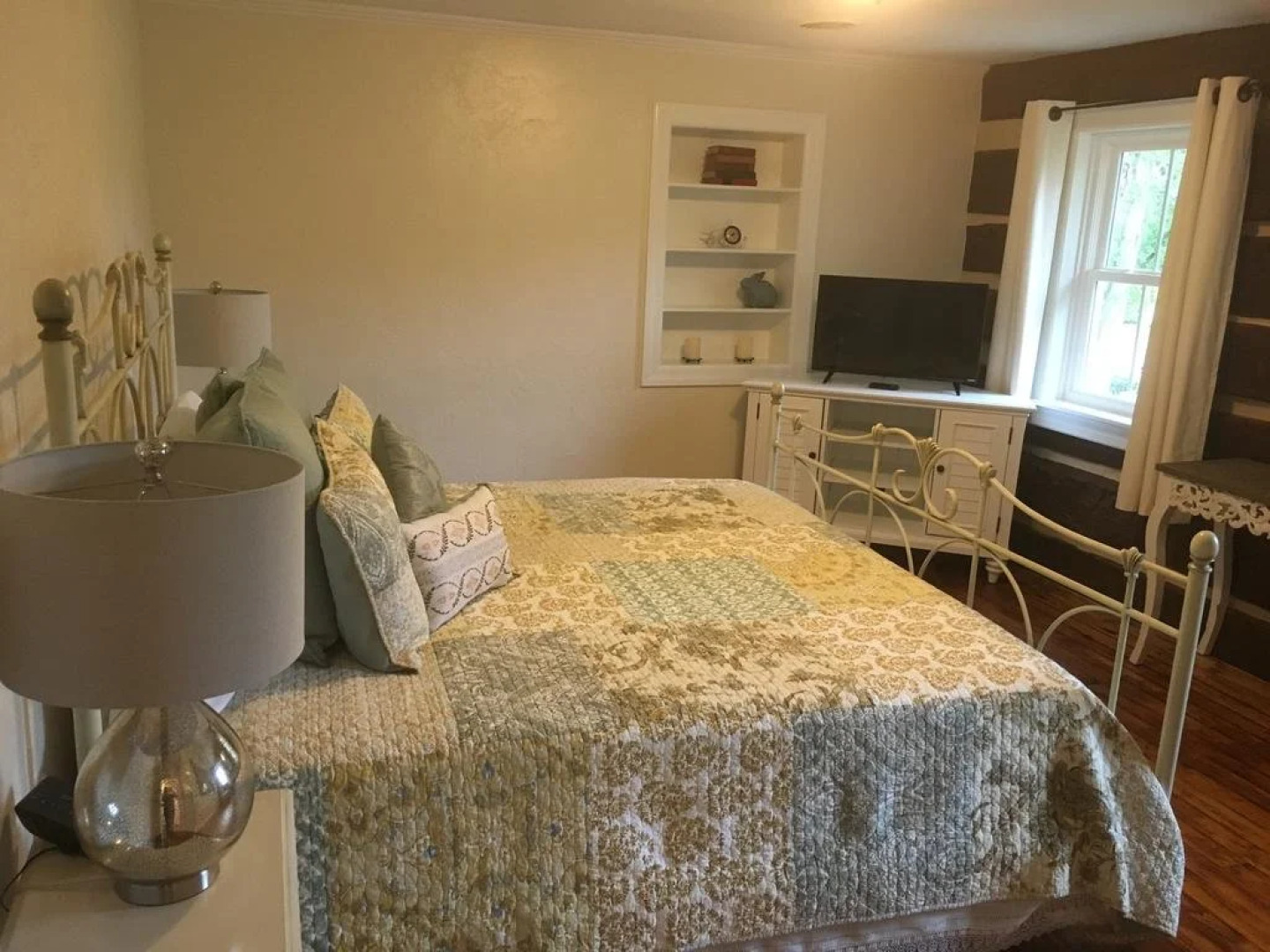 Edgewater Inn & Riverside Grill