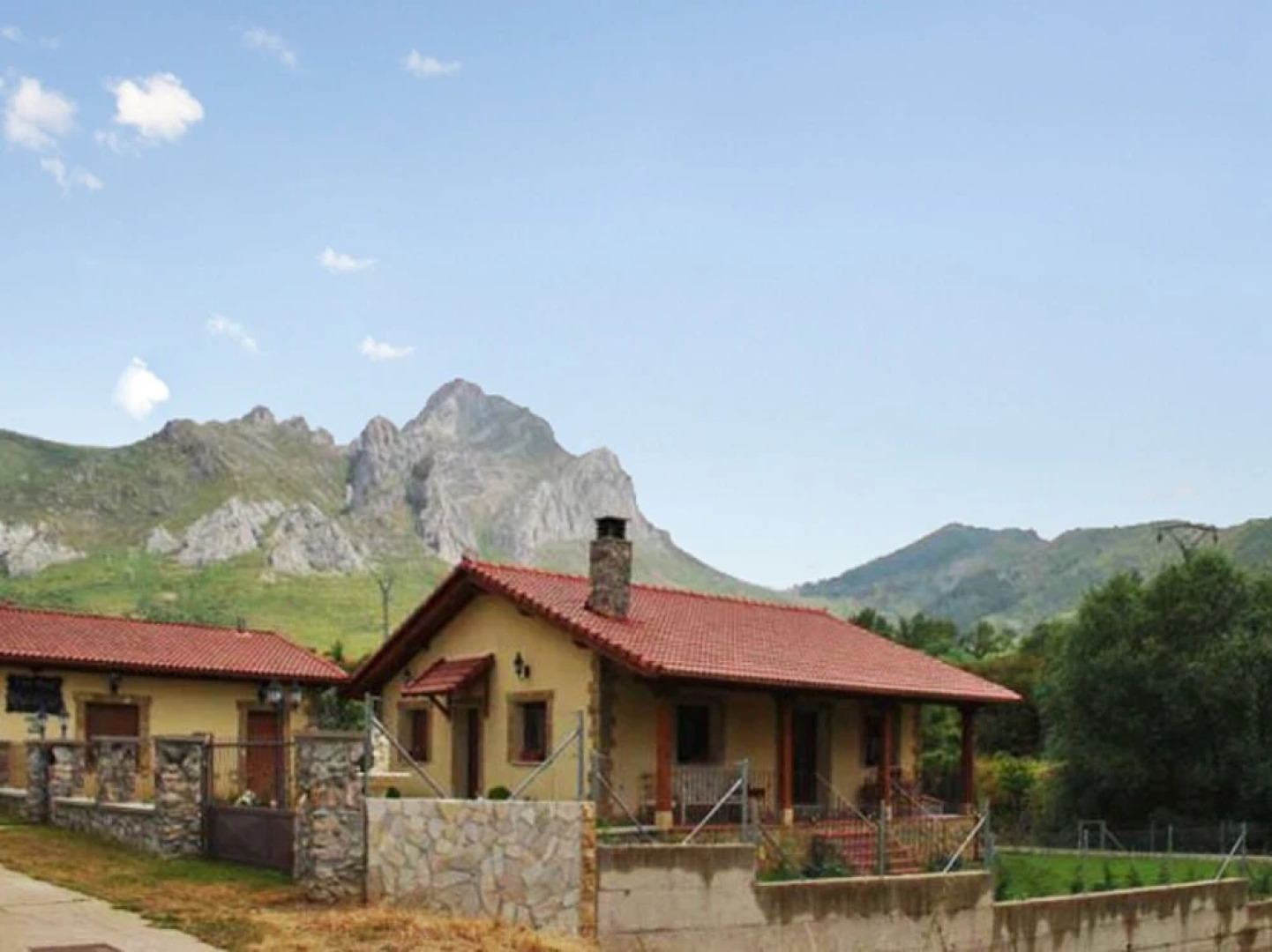 Rustic, 3-bedroom House in Villamanín With a Furnished Terrace, Garden