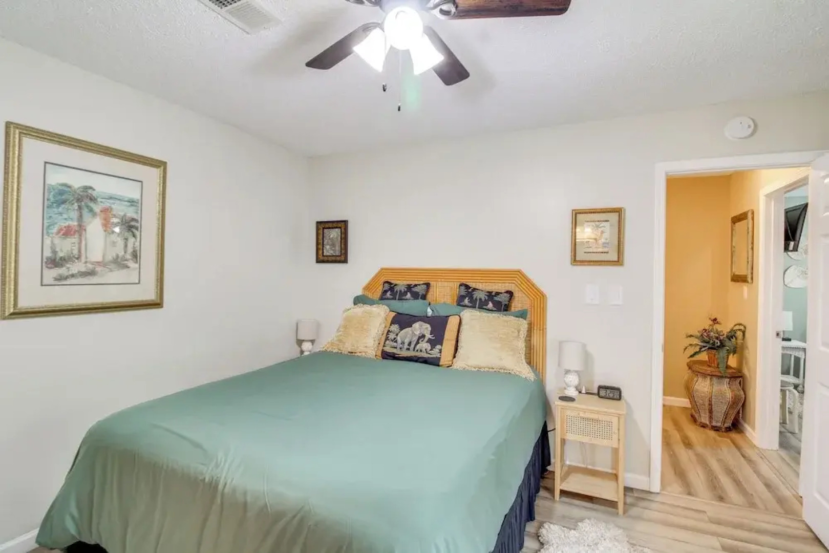 5 Mi to Pensacola Beach: Townhome w/ Yard!