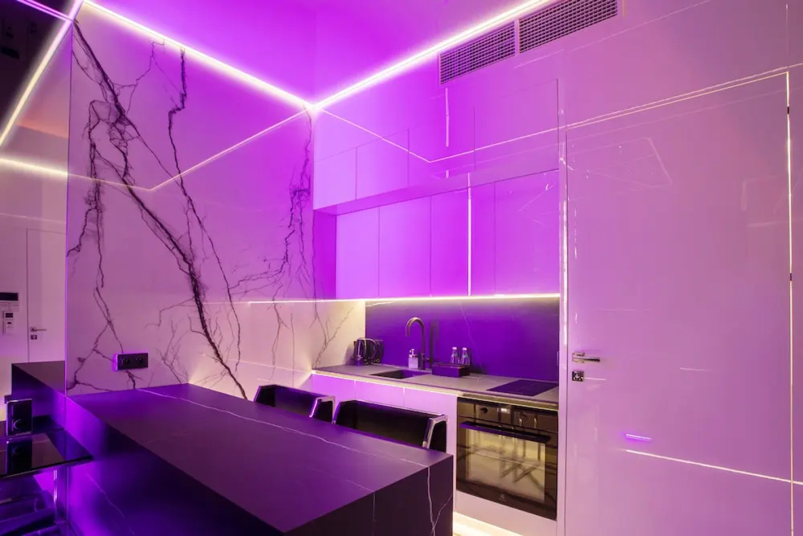 Apartments in Sky Tower with Bathtub near the window