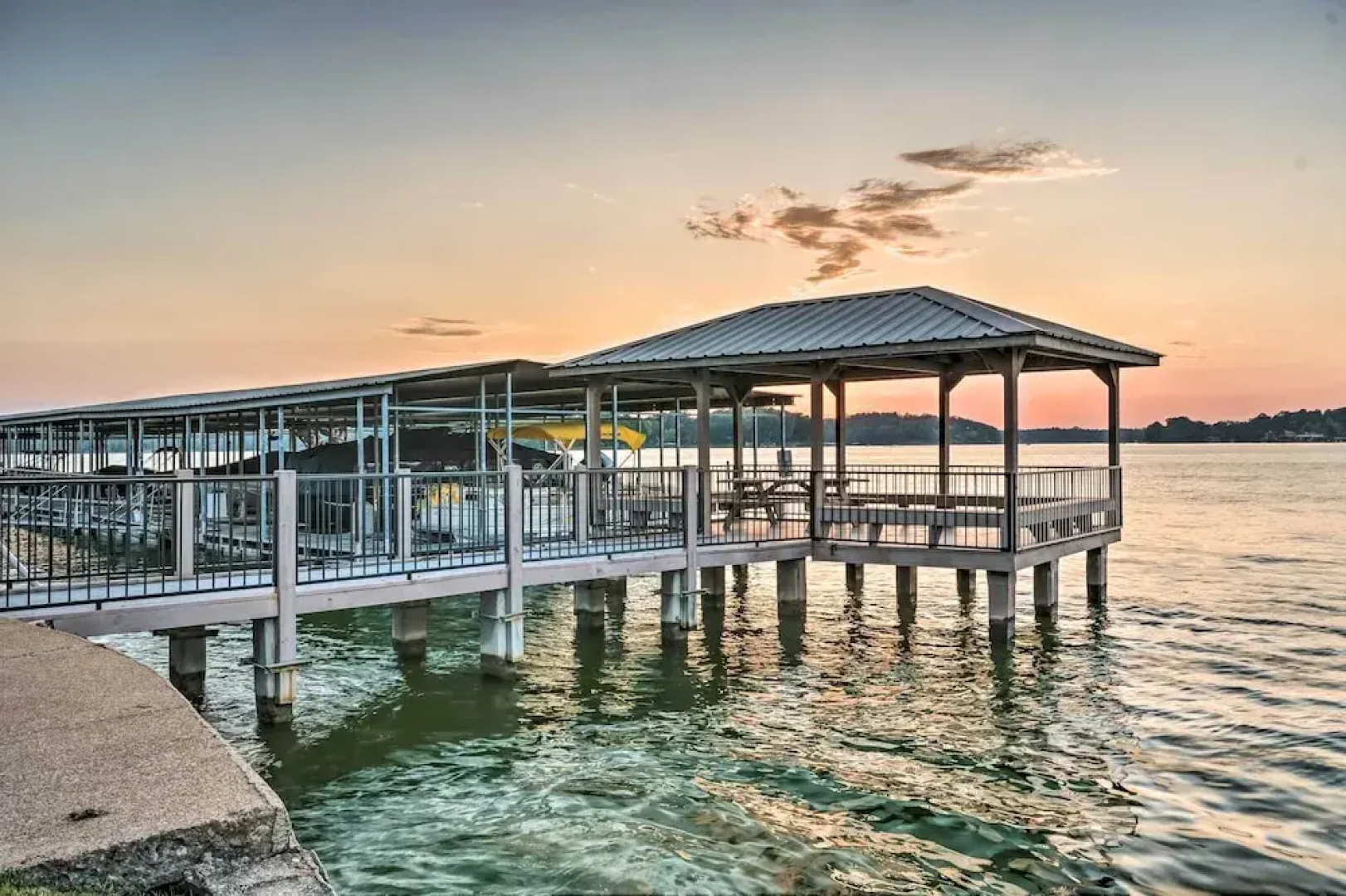Sunset-view Resort Condo on Lake Hamilton!