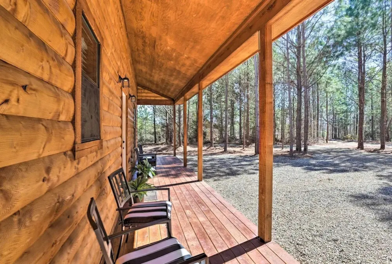 'the Breeze' - Broken Bow Cabin w/ Hot Tub & Deck!