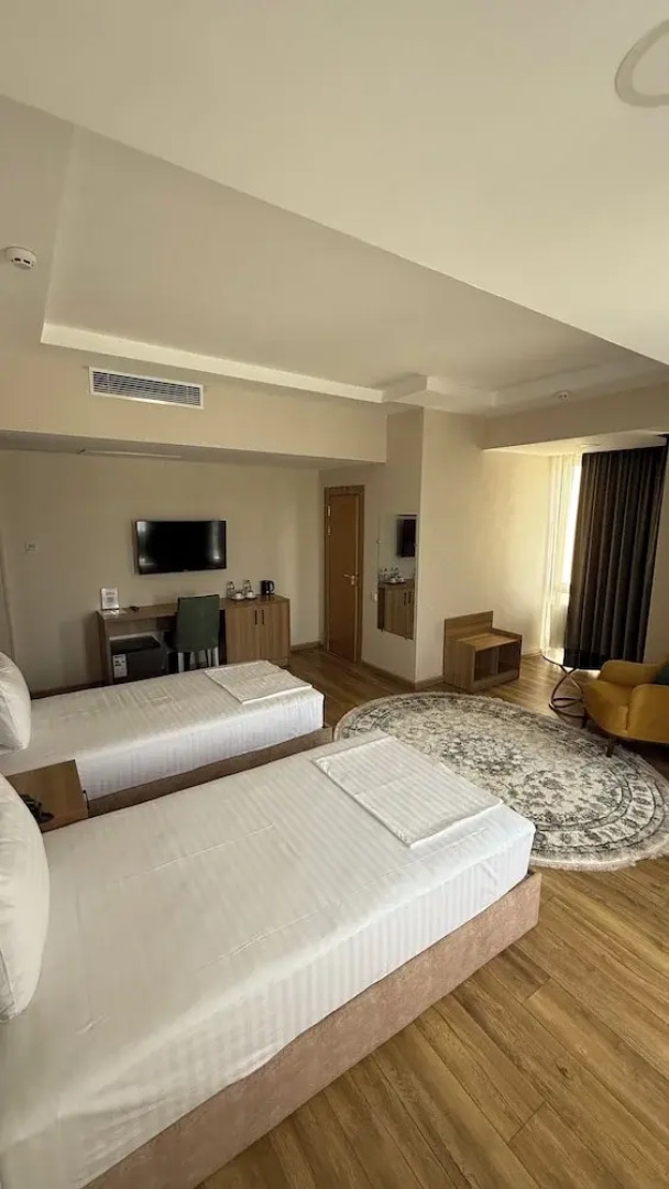 Отель Saroy Gardens