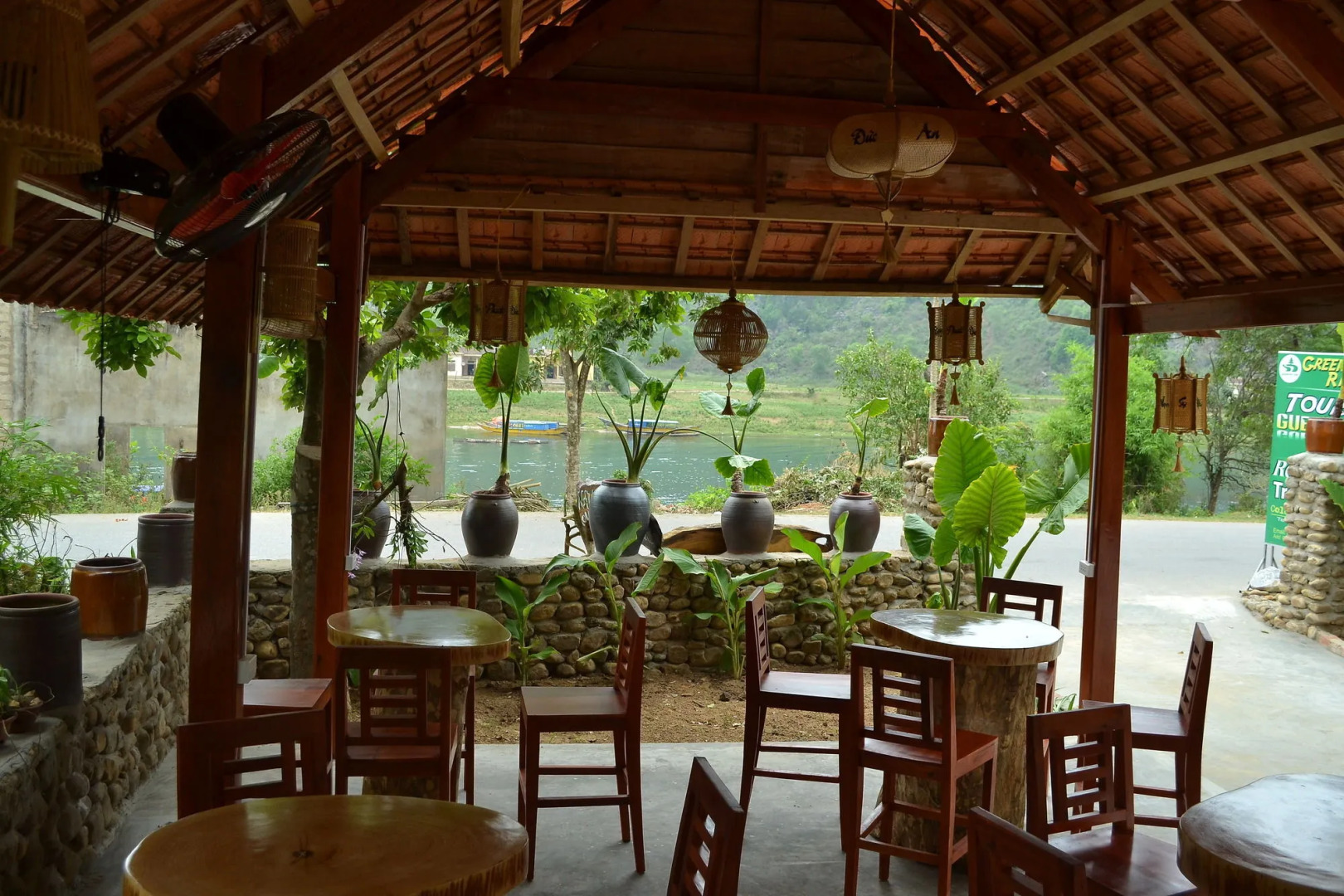 Green Riverside Cosy Home