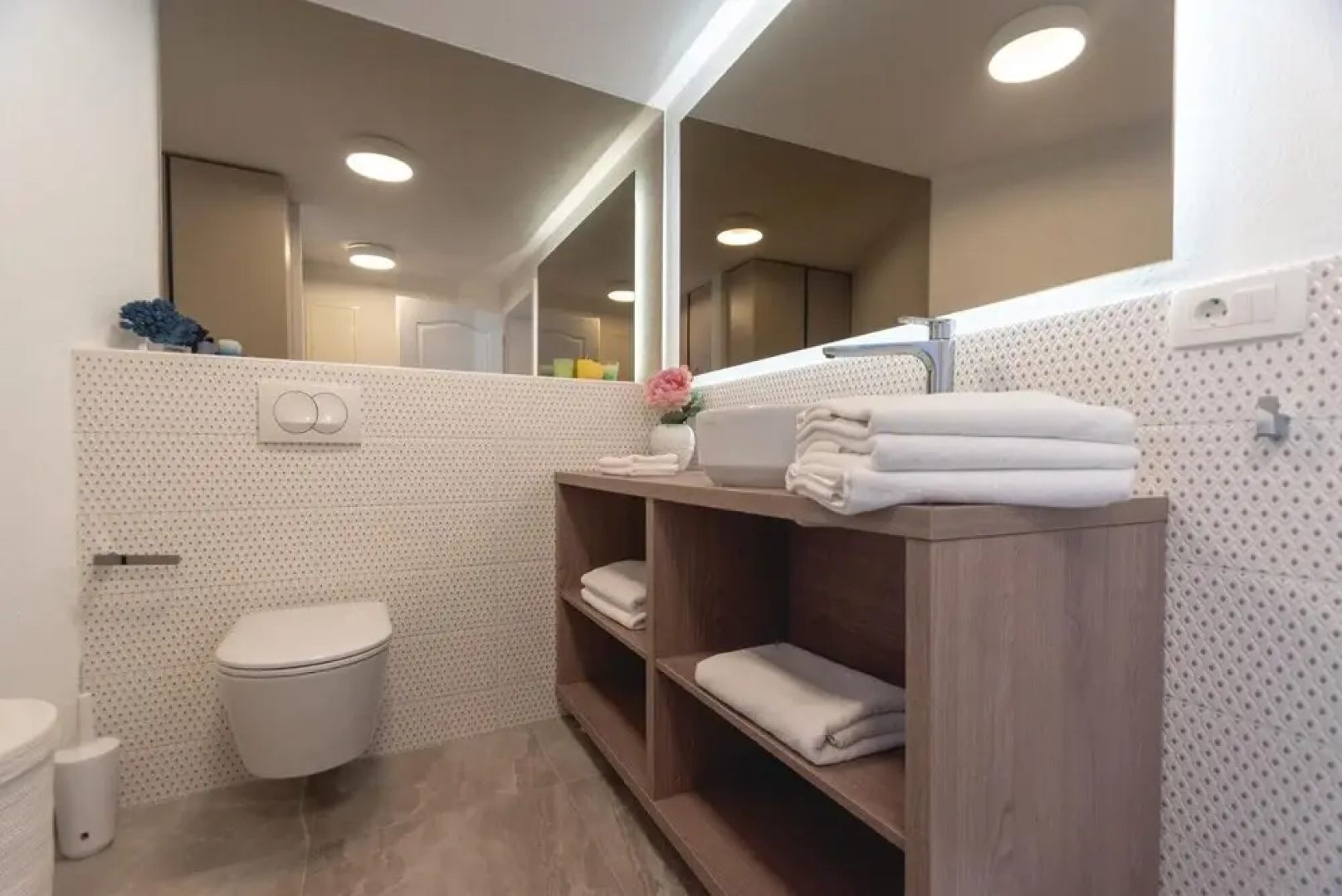 Awesome Home in Loviste With 2 Bedrooms, Wifi and Heated Swimming Pool