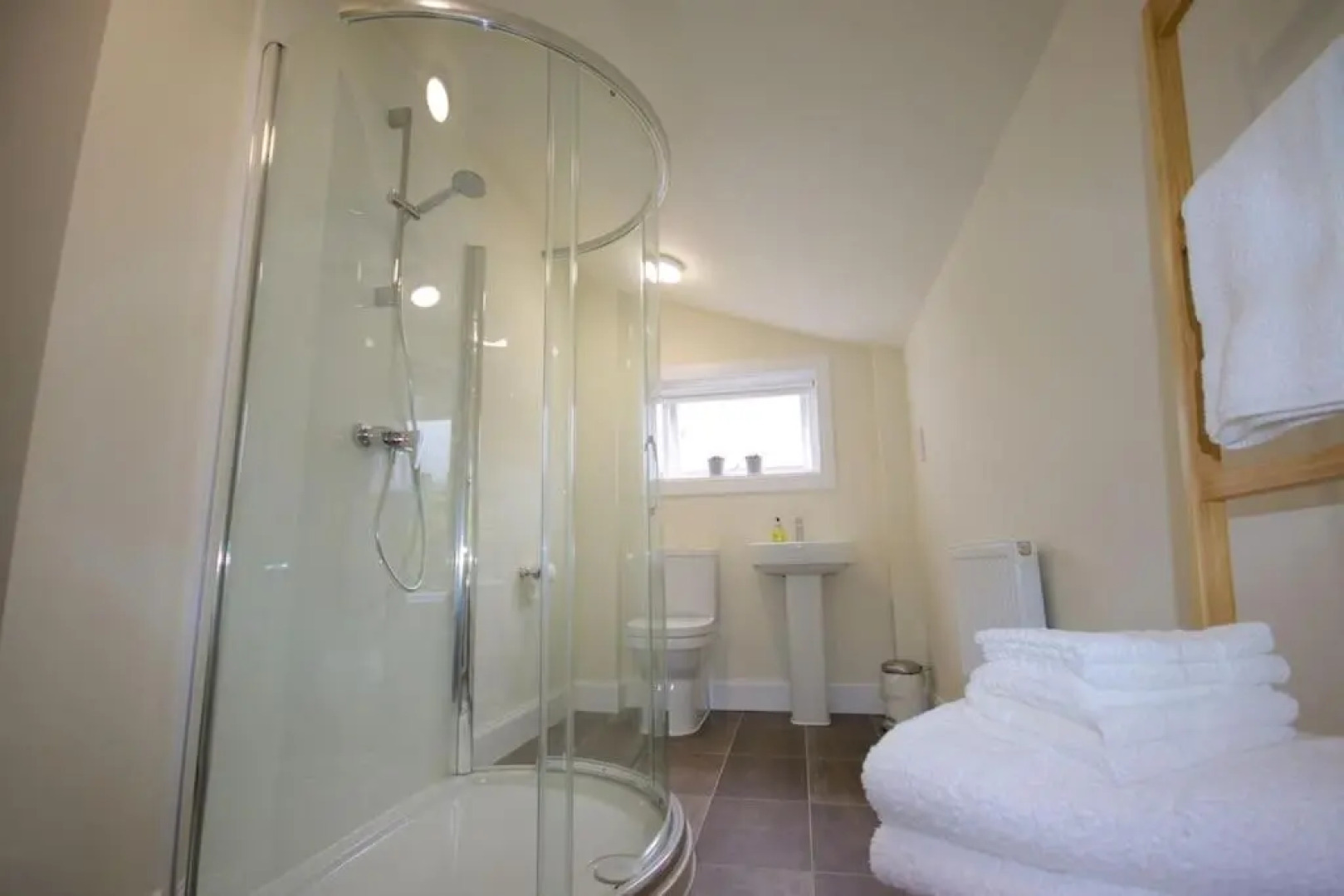 Rossmay House - 4 Bedroom Scottish Villa with waterfront / mountain views