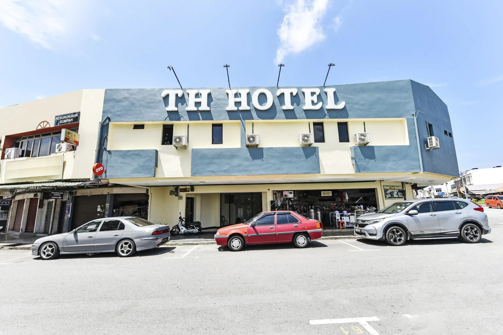 Th Hotel by OYO Rooms