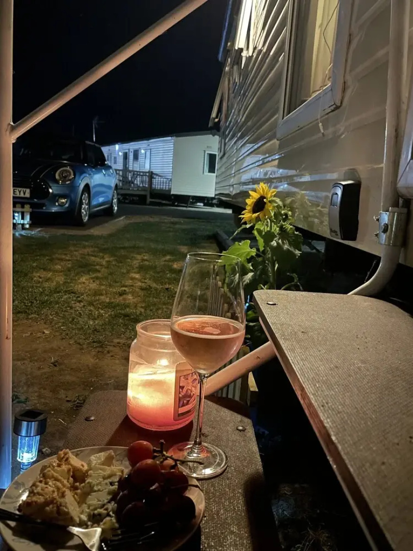 Caravan - Sleeps 10 - Pet Friendly - Parking