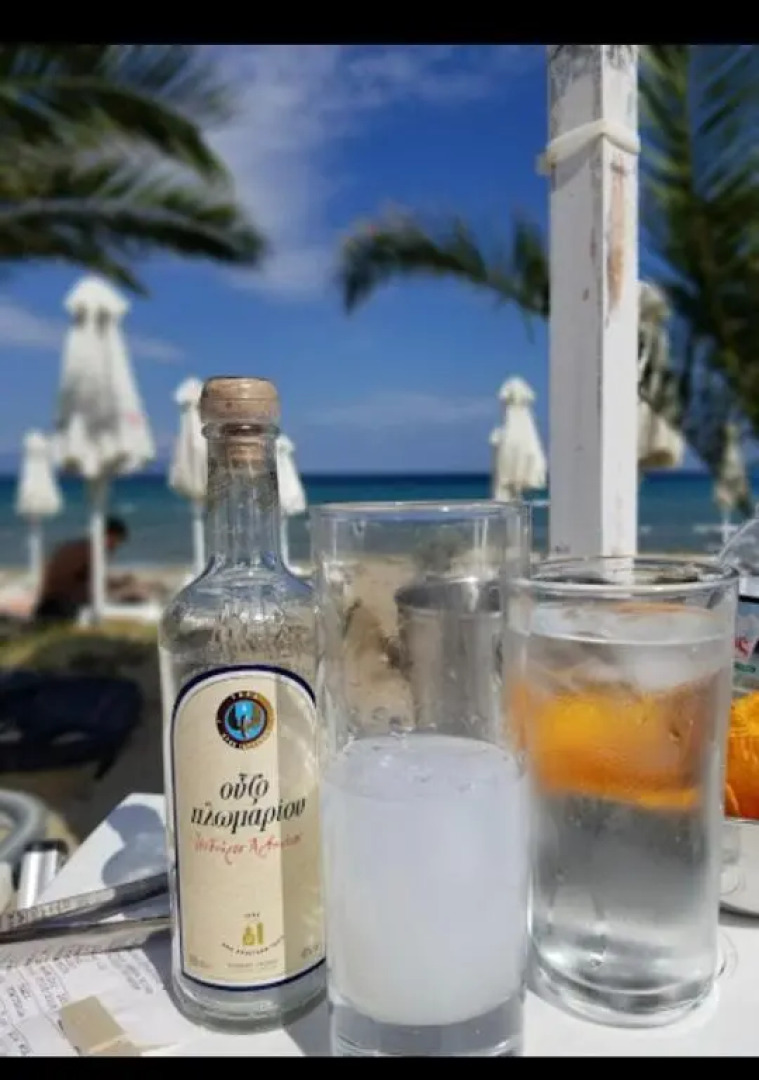 sunmer apartment 1minute from sea, 15 min from the airport