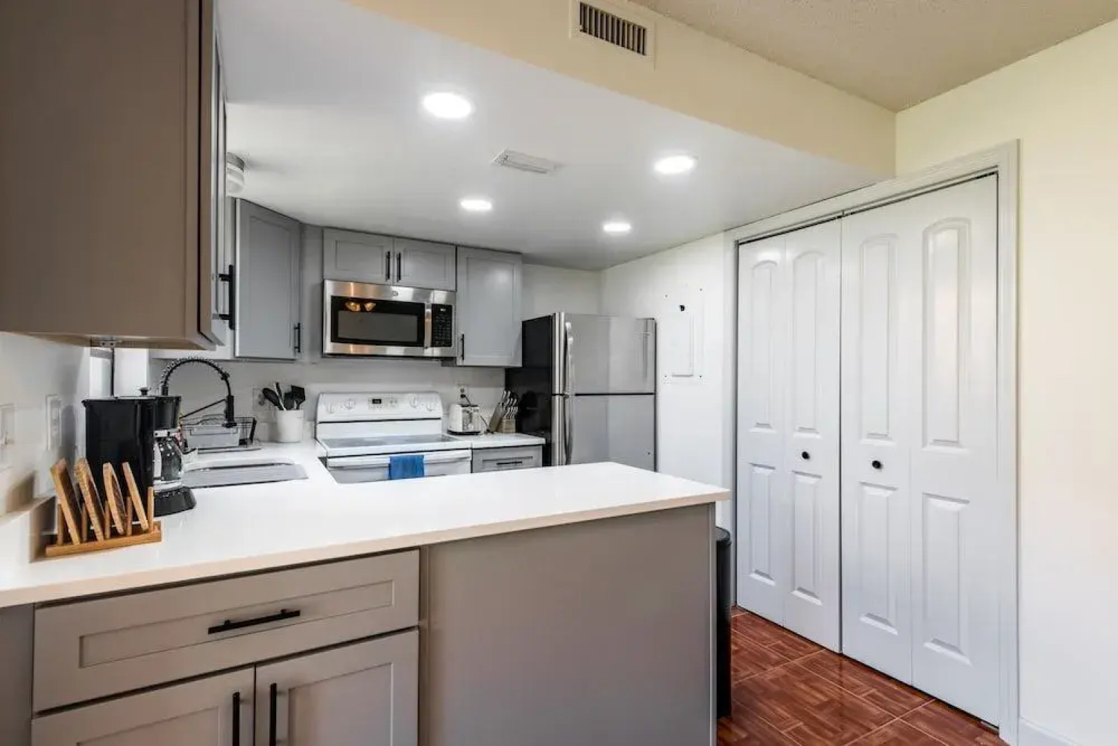 Amazing 2 BDR Townhouse Near beach