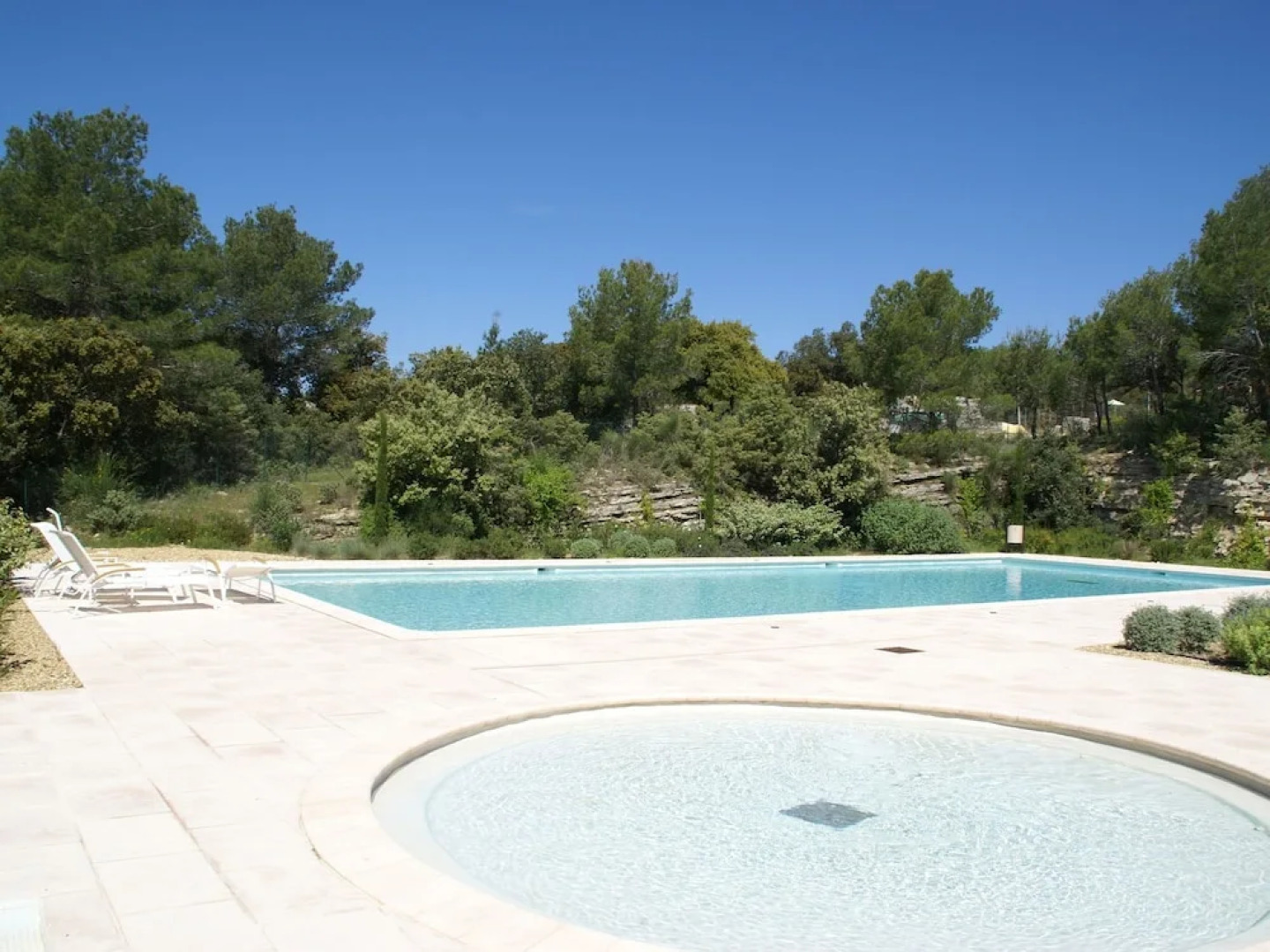 Stylish Villa With Heated Swimming Pool Close to the Lovely L'isle-sur-la-sorgue