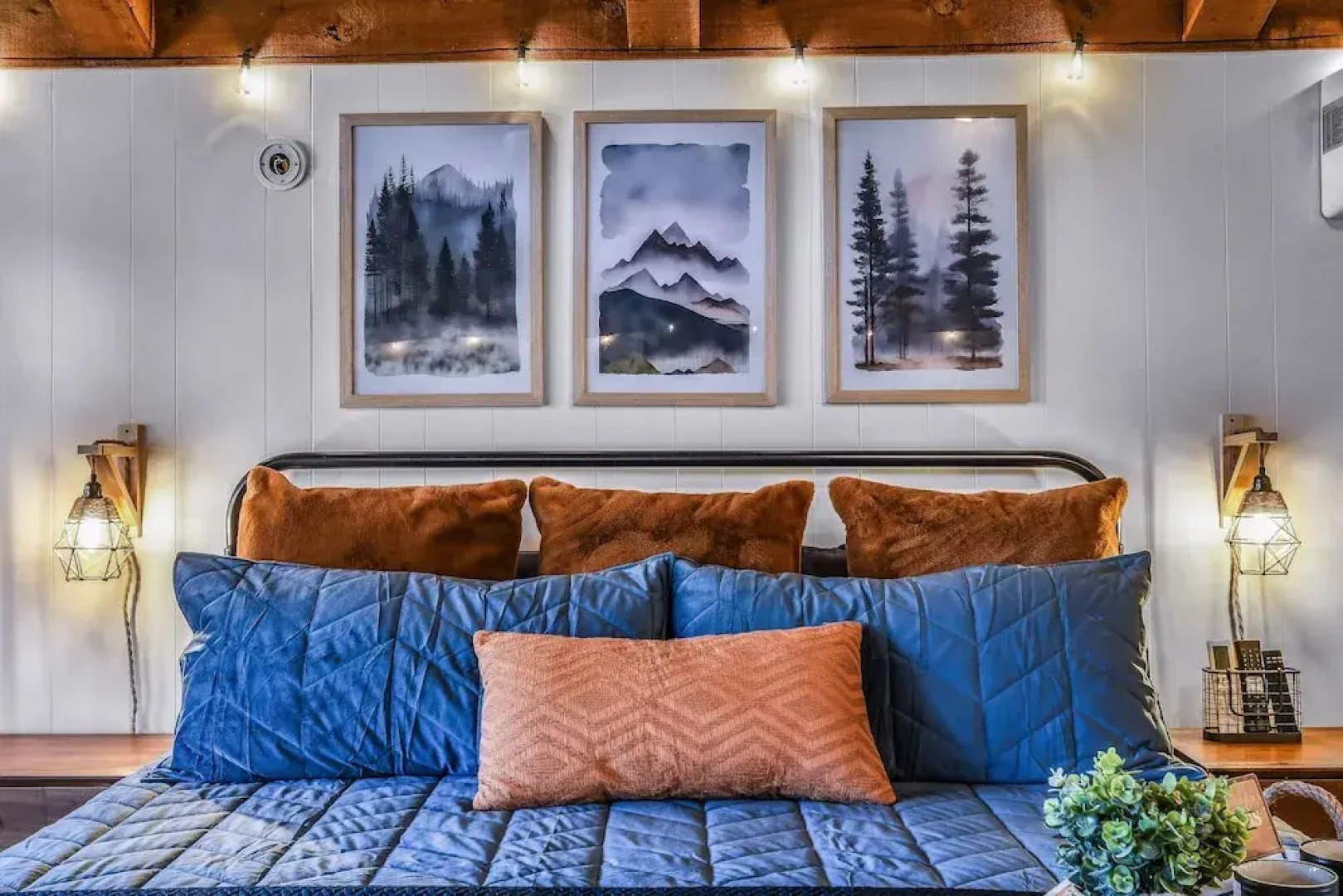 Cliff Haven 1 Bedroom Cabin by RedAwning