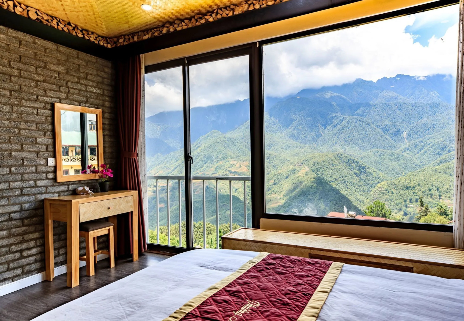 Phuong Nam Mountain View Hotel