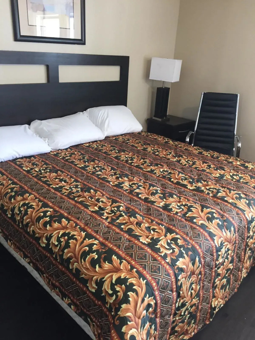 Suburban's  Lavilla Inn