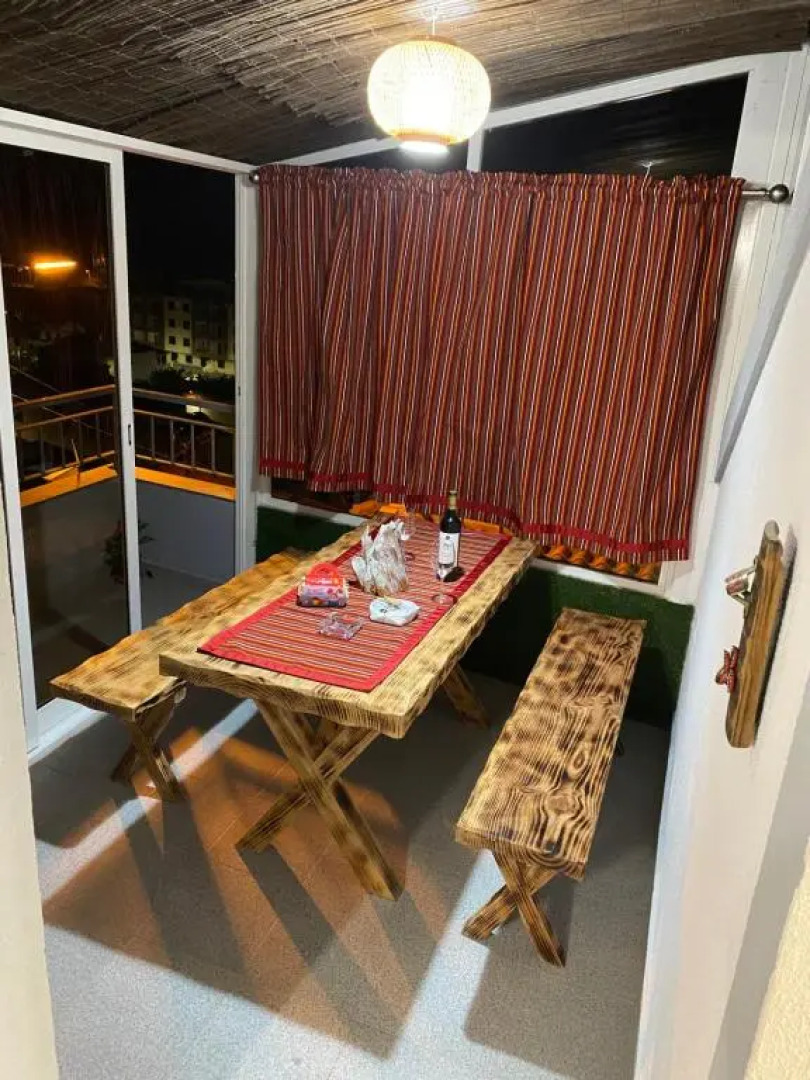 Lovely newly refurbished, 1 bedroom top floor apartment with sea views, fast WI-FI CABLE TV and Netflix