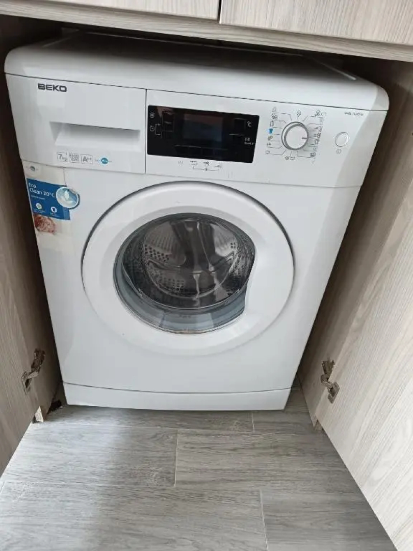 Quiet / Bright Studio/ Available Monthly