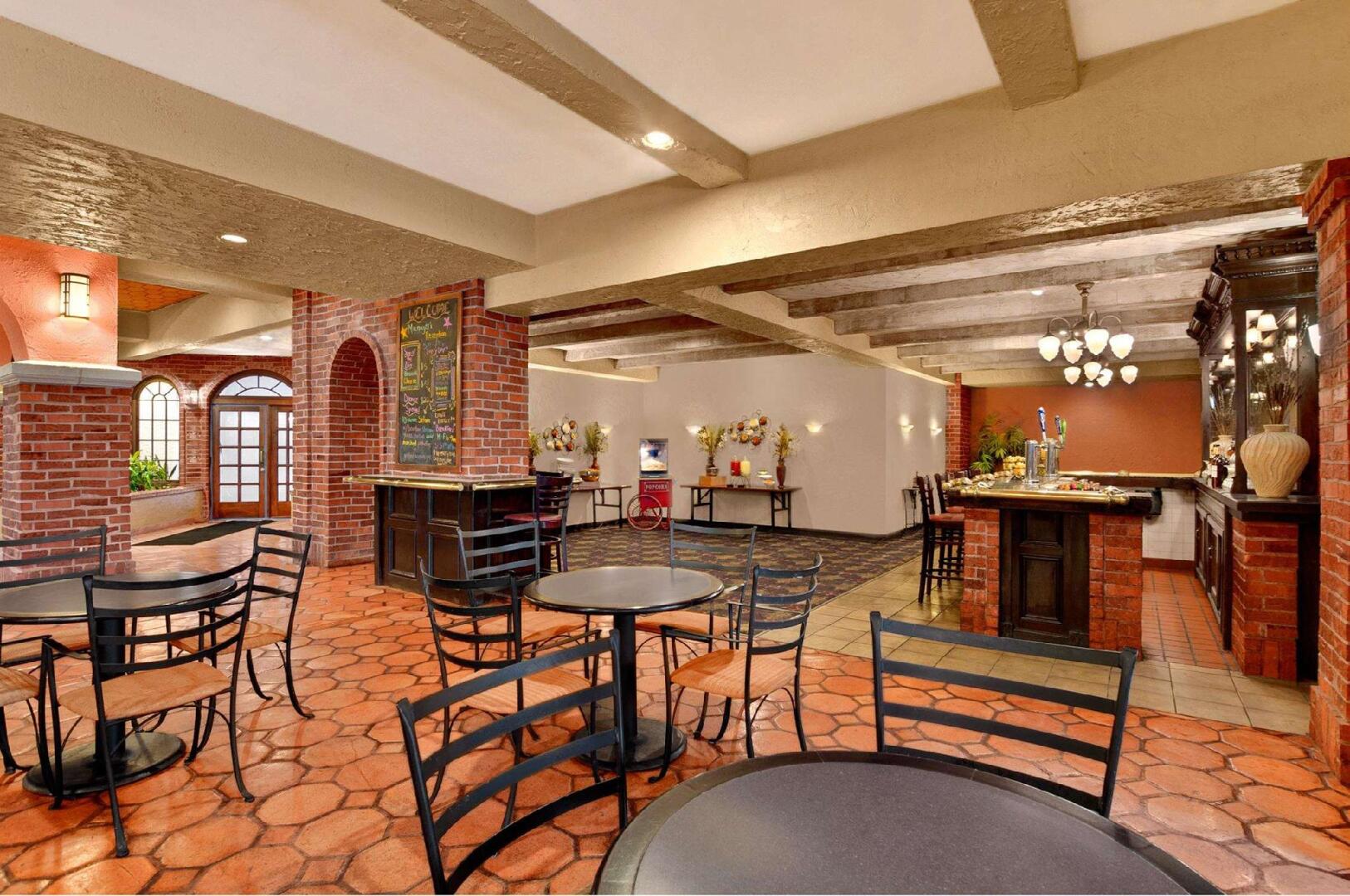 Embassy Suites Kansas City Plaza