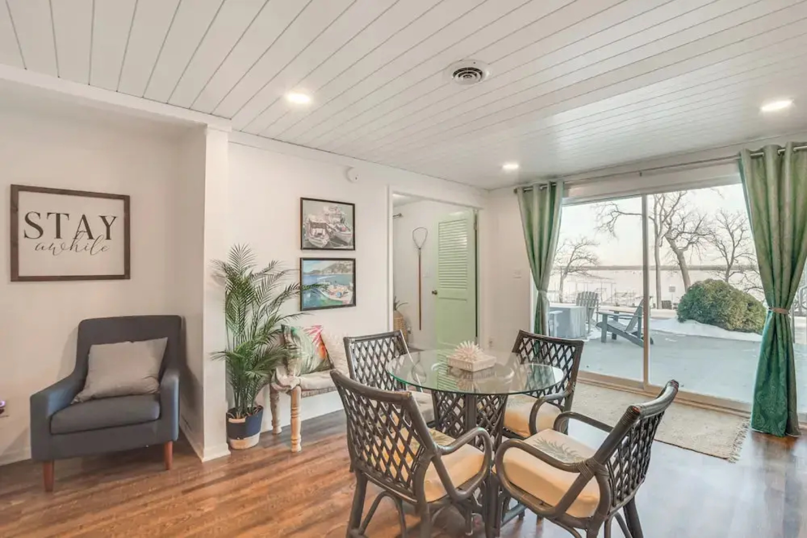 Modern Apt on Detroit Lake w/ Dock Access!