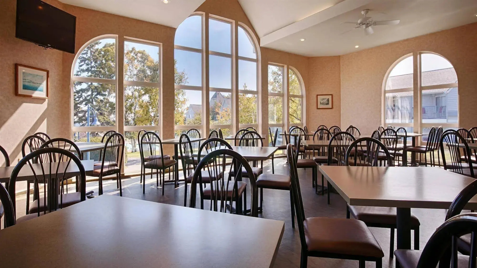 Best Western Harbour Pointe Lakefront