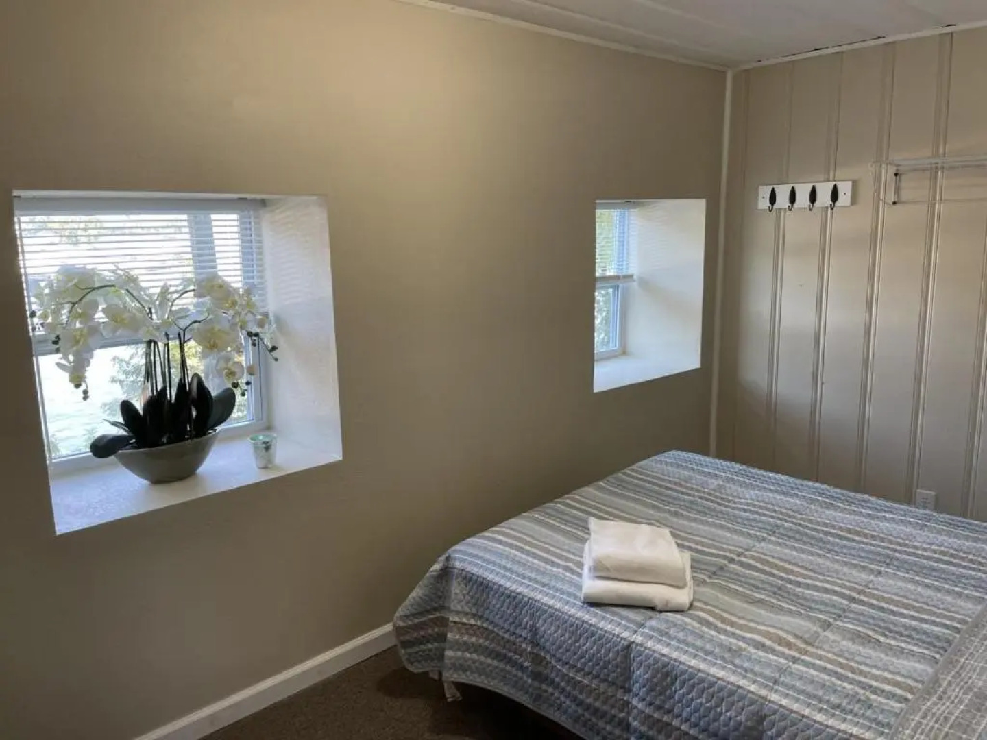 Cozy Lake Cabin, boat slip, w/dock, fireplace 309