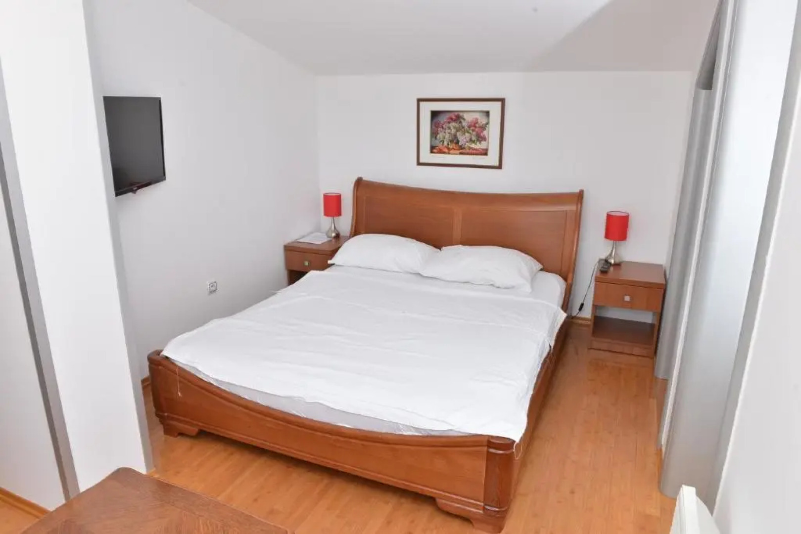 Apartment and Rooms In Club