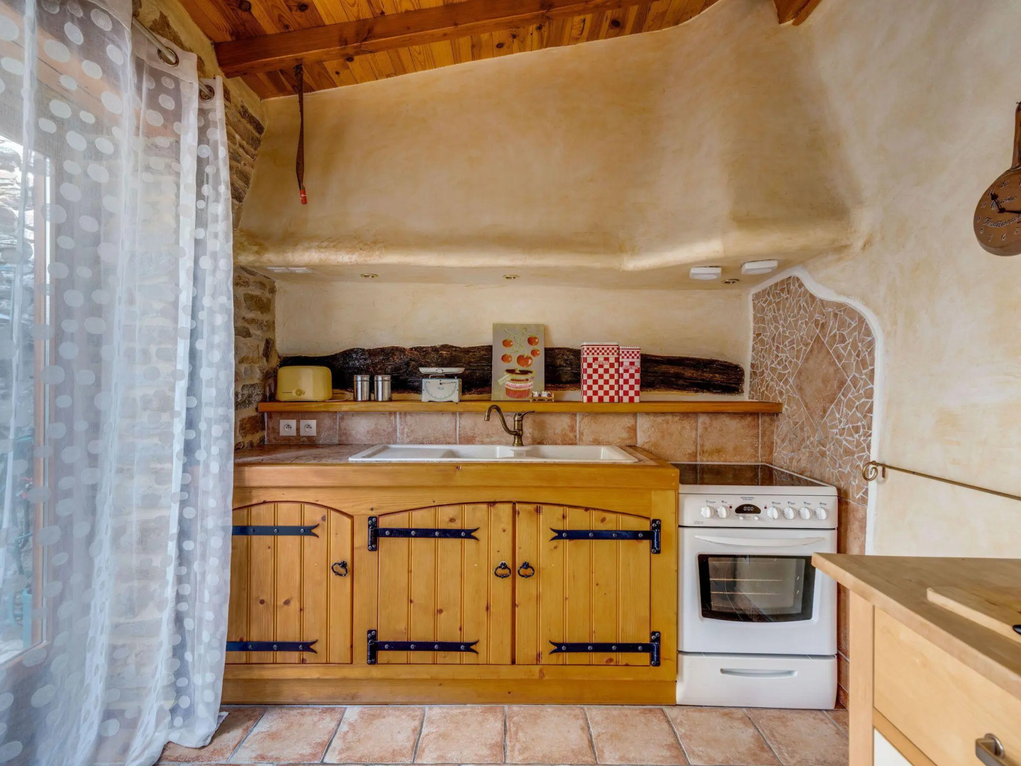 Charming village house with swimming pool, within walking distance of bakery, restaurants and river