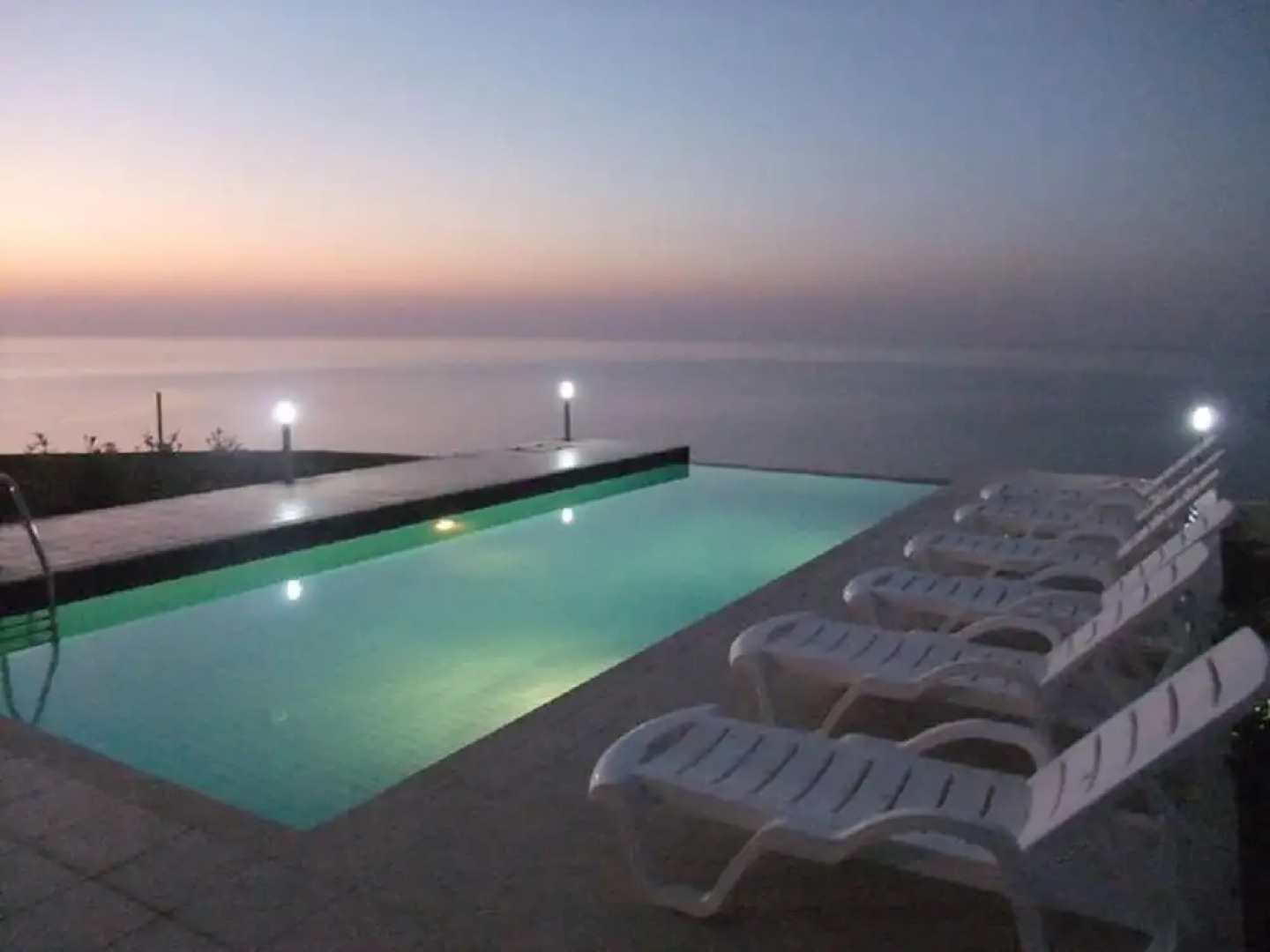 Sea Cliff villa, 4 beds, sleeps 2- 7, Free Wifi, Heated Pool option.