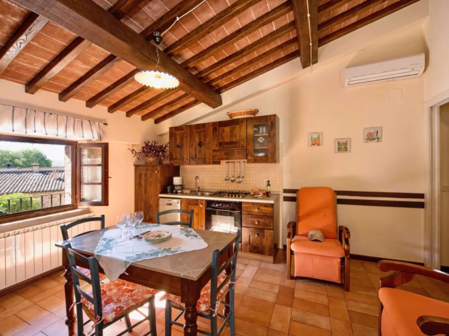 Hillside pretty Home 24411