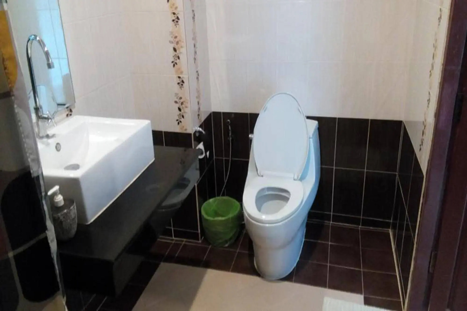 Yellow Tique Hotel
