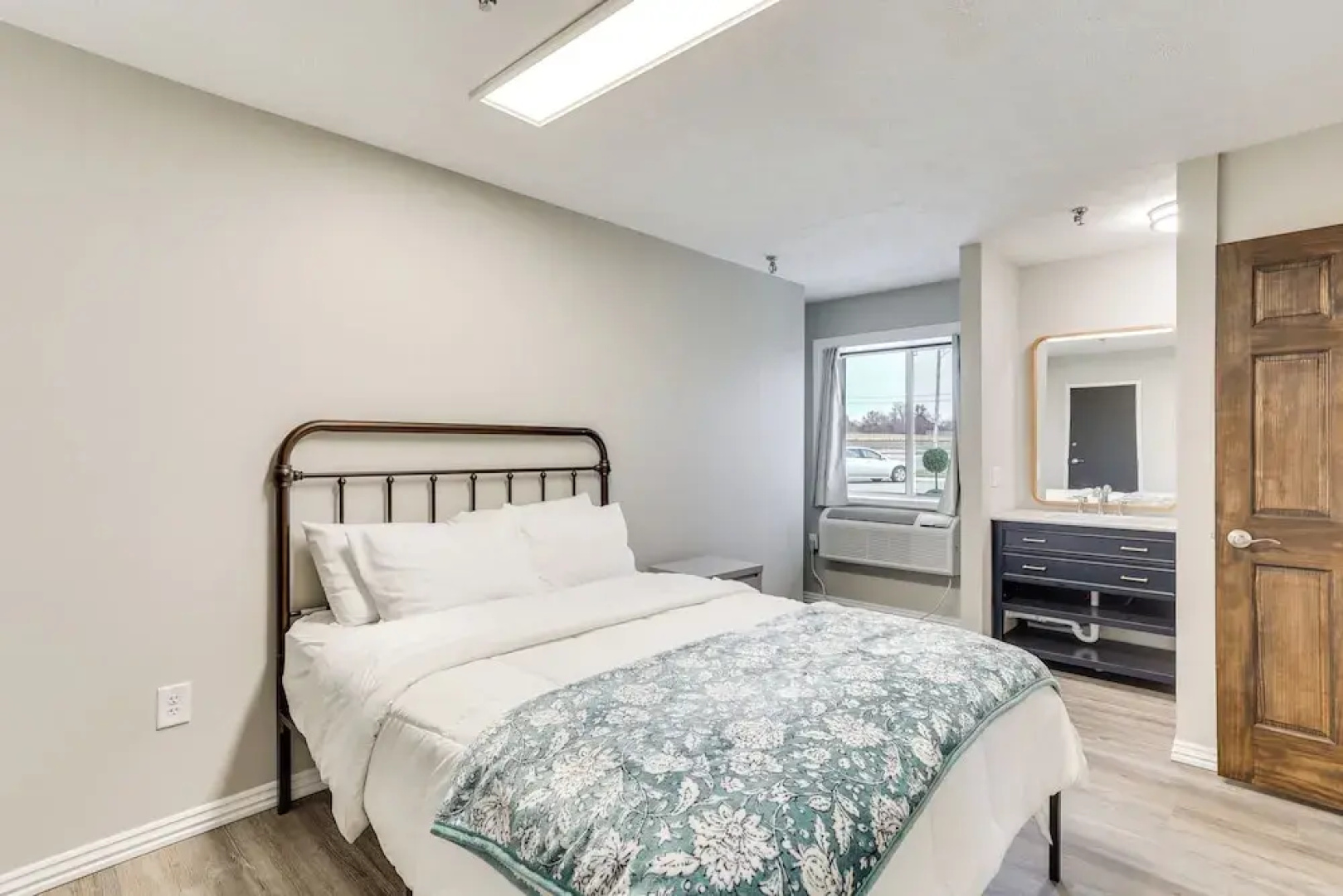 < 1 Mi to Oakland City University: Cozy Apartment