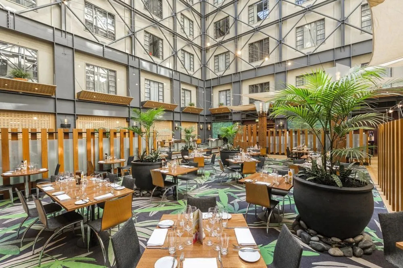 Cosy City Apartment with Pool