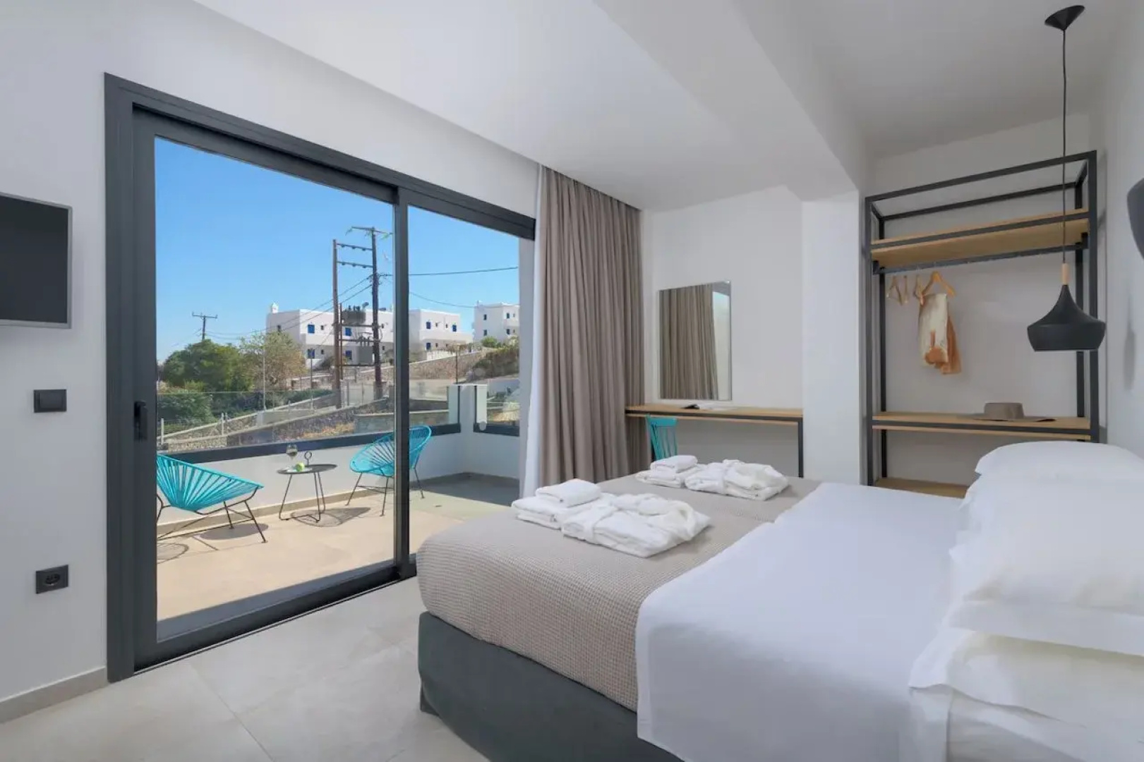 Lambis Studios & Apartments
