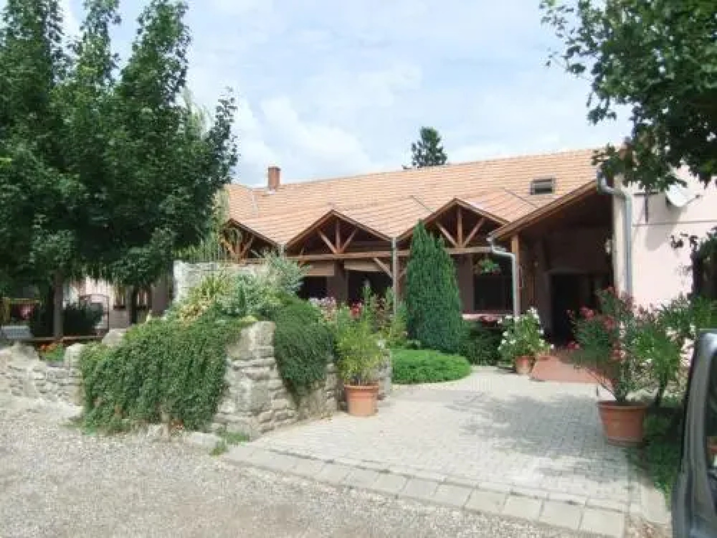 Borostyánkert Étterem & Vendégház