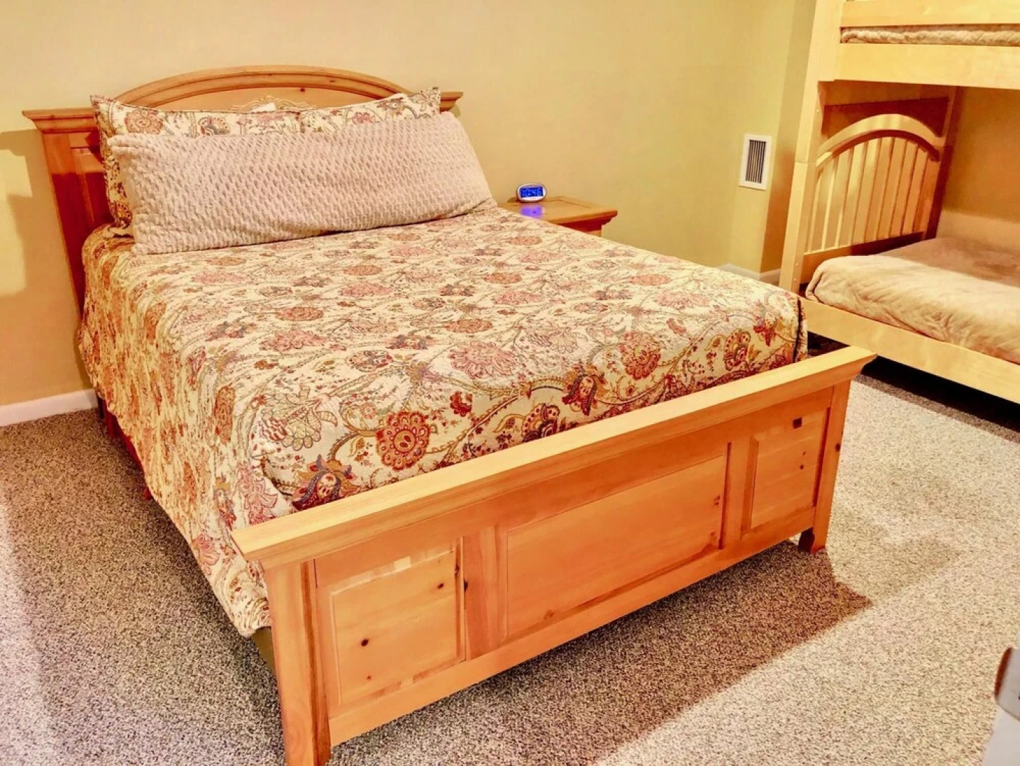 O7 Slopeside Bretton Woods Resort cottage with upscale stylings cozy decor tons of space