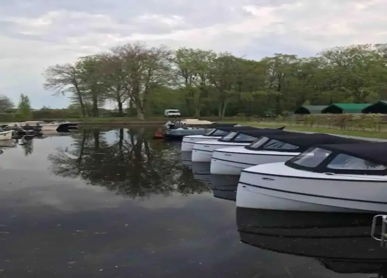 Tranquil Lakeside Stay for 4 Guests