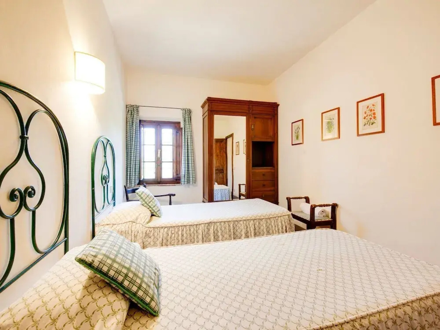 Belvilla by OYO Lavish Farmhouse With Fireplace