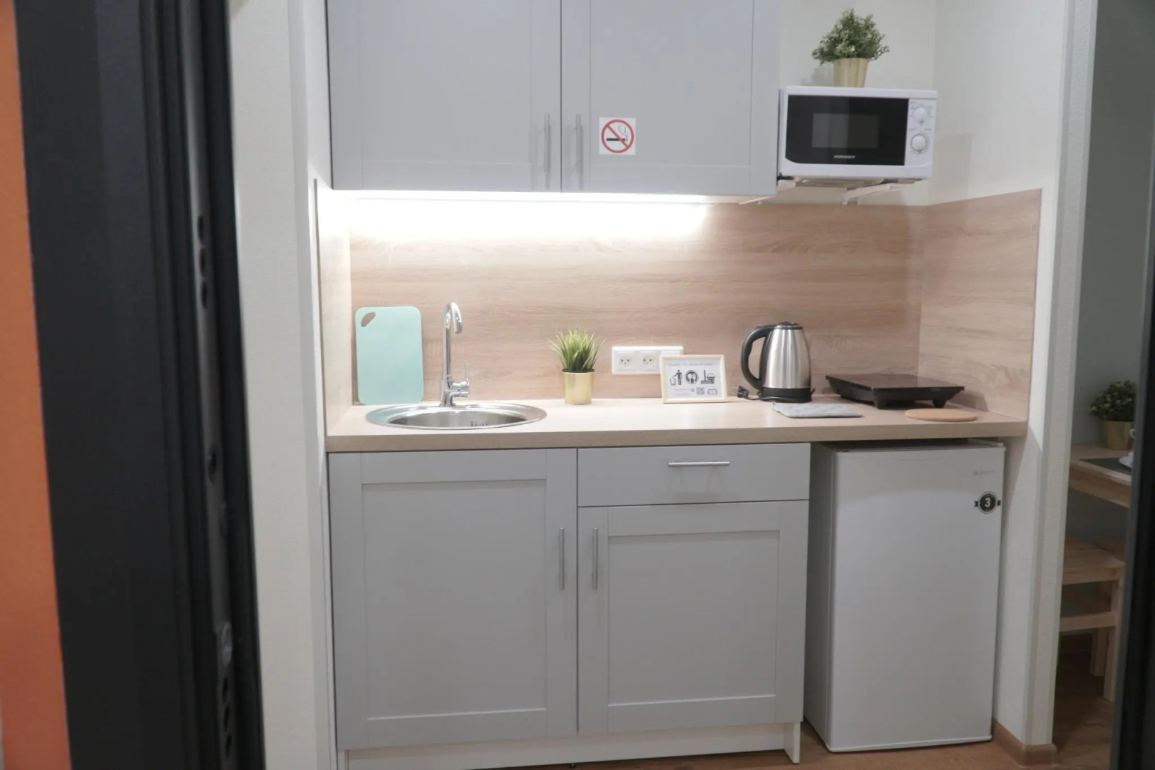 Диван и Чемодан на ул. Серафимовича, 1/4