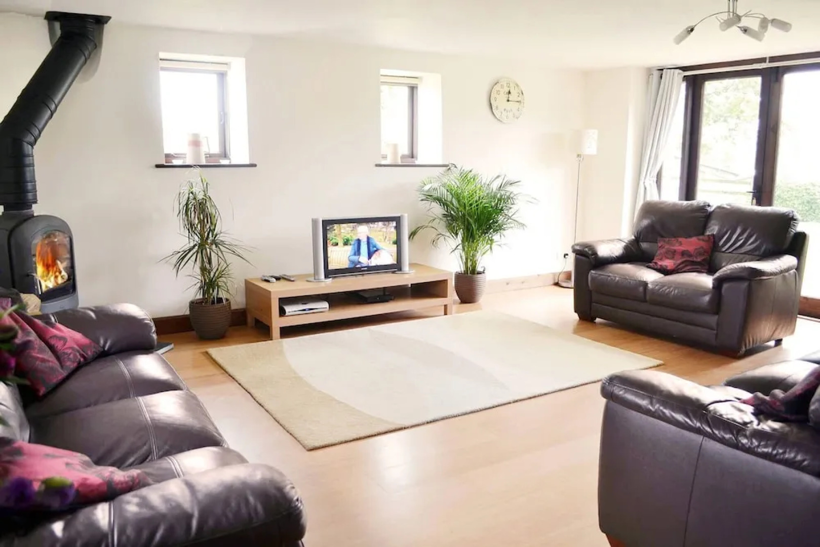 Beautifully converted 400-year-old threshing barn in East Devon. Pet-friendly.