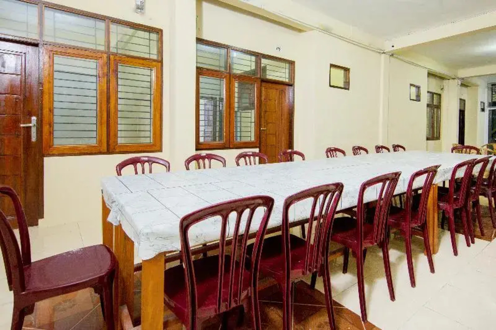 Spot On 2076 Hotel Stadion