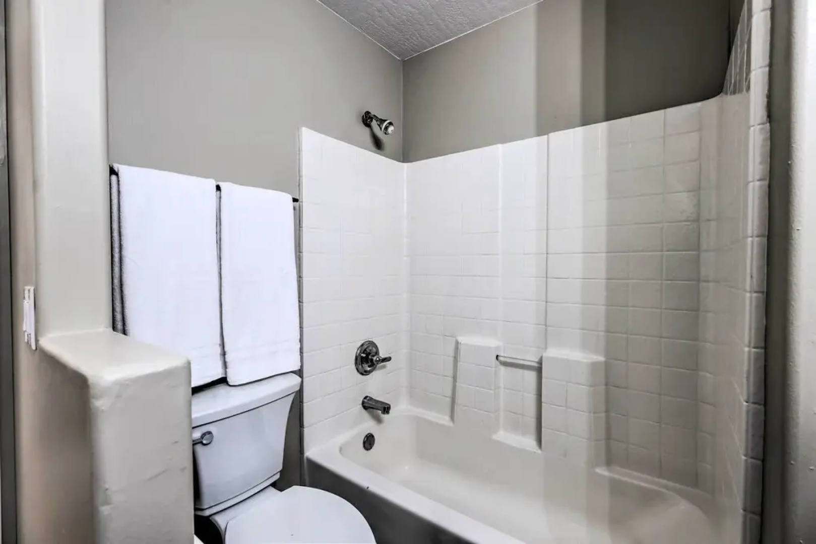 Beautiful Lakefront Peoria Home w/ Community Pool