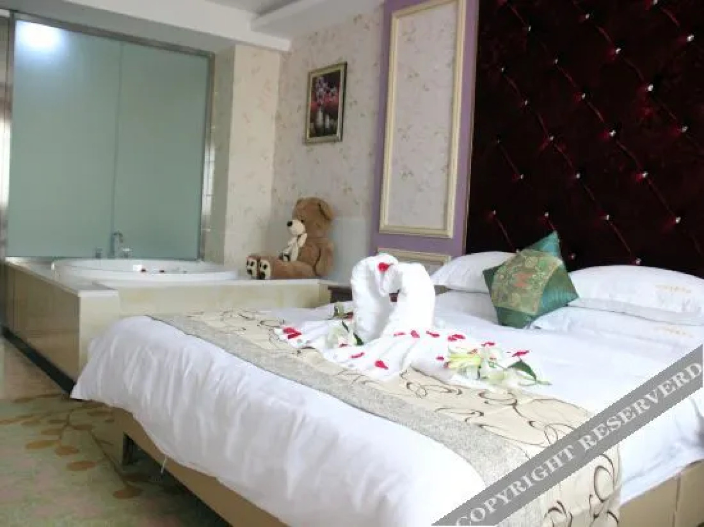 704 theme Traders Hotel